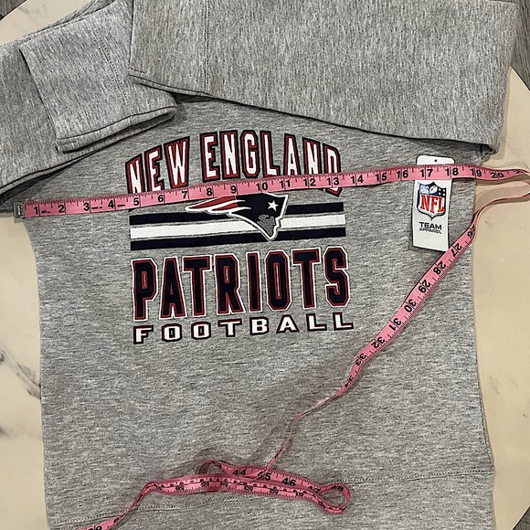 NFL, Girls, Long sleeve, New England Patriots, Pullover, Sweatshirt. - Picture 5 of 6